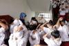 Anak-Anak SD Berlindung di Bawah Meja Ketika Gempa Bumi - Bagian 5