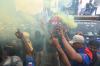 Bak Suporter Sepak Bola, Buruh Menyalakan Flare Sambil Sampaikan Tuntutan - Bagian 3