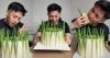 Viral Kreator Konten Mukbang Kue Bolu Pakai Topping Daun Bawang, Ekspresinya Mewakili Banget!
