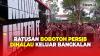 Polisi Halau Ratusan Bobotoh Keluar Bangkalan Usai Nekat Saksikan Laga Persib vs Madura United