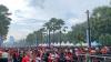 Keren! Suporter Timnas Indonesia Tertib Antre Meski GBK Diguyur Hujan