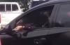 Viral Pengendara Mobil Asyik Merokok saat Antre Isi Bensin, Netizen Geram: Siram Pakai Ember!