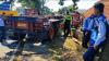 Truk Trailer Tabrak 2 Motor dan Rumah di Jalan Raya Malang-Pasuruan, 3 Orang Tewas