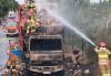 Truk Tronton Angkut Ribuan Kardus Mi Ludes Terbakar di Bojonegoro