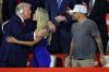 Penampakan Donald Trump Pakai Perban pada Telinga Kanan - Bagian 4