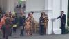 Gibran Tampil Mencolok Kenakan Baju Adat Papua di Istana Merdeka sambil Membawa Tombak