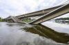 Misterius, Jembatan Carola Tiba-Tiba Runtuh ke Sungai Elbe Jerman