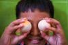 Cegah Stunting, Anak-Anak SD di Gowa Semangat Makan Telur Omega 3