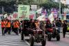 Ratusan Petani Bawa Traktor saat Unjuk Rasa di Patung Kuda