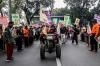 Ratusan Petani Bawa Traktor saat Unjuk Rasa di Patung Kuda - Bagian 4