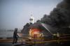 Damkar Berjibaku Padamkan 2 Kapal yang Terbakar di Pelabuhan Muara Baru - Bagian 1