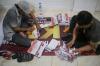 Potret Emak-Emak Bantu KPU Sortir hingga Lipat Surat Suara Pilkada - Bagian 5