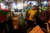 Daya Beli Masyarakat Turun, Ini Ekspresi Pedagang Pasar Menunggu Konsumen - Bagian 2