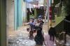 Banjir Rendam 10 RT di Kebon Pala Kampung Melayu Akibat Kali Ciliwung Meluap - Bagian 3