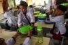 Potret Siswa Tidak Menghabiskan Makan Bergizi Gratis, Bungkus Dibawa Pulang - Bagian 6