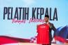 Ekspresi Pelatih Timnas Indonesia Patrick Kluivert Pakai Peci Pegang Jersey Garuda