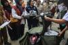 Wamendagri Bagikan Makanan Berlebih dari Hotel untuk Warga Miskin di Palembang - Bagian 5