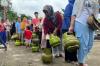 Warga Pondok Cabe Rela Antre Berjam-jam Demi Dapat Gas 3 Kg Langka - Bagian 1