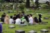 Peziarah Berdatangan ke TPU Karet Bivak - Bagian 5