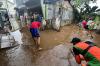 Warga Pasar Rebo Berjibaku Bersihkan Lumpur Sisa Banjir - Bagian 3