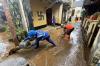 Warga Pasar Rebo Berjibaku Bersihkan Lumpur Sisa Banjir - Bagian 4