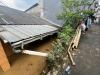 Warga Pasar Rebo Berjibaku Bersihkan Lumpur Sisa Banjir - Bagian 5