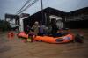 Momen Petugas Gabungan Evakuasi Warga Tejebak Banjir di Pancoran Jakarta - Bagian 3