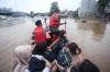 Momen Petugas Gabungan Evakuasi Warga Tejebak Banjir di Pancoran Jakarta - Bagian 1