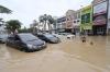 Foto-Foto Puluhan Mobil Terendam Banjir saat Parkir - Bagian 3