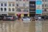 Foto-Foto Puluhan Mobil Terendam Banjir saat Parkir