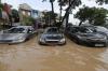 Foto-Foto Puluhan Mobil Terendam Banjir saat Parkir - Bagian 7