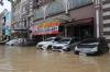 Foto-Foto Puluhan Mobil Terendam Banjir saat Parkir - Bagian 6