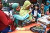 Warga Palembang Berdatangan ke Operasi Pasar Pangan Murah - Bagian 1
