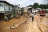 Potret Damkar Bantu Warga Rawajati Bersihkan Lumpur Pasca Banjir - Bagian 3