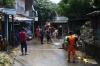 Potret Damkar Bantu Warga Rawajati Bersihkan Lumpur Pasca Banjir - Bagian 2