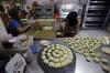Melihat Produksi Kue Kering hingga Dijual Live di Media Sosial - Bagian 7