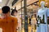 Pusat Perbelanjaan Mulai Ramai Pengunjung Berburu Baju Lebaran - Bagian 4
