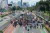 Ratusan Massa Demo Tolak RUU TNI Menutup Jalan Menuju Gedung DPR - Bagian 3