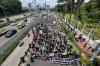 Ratusan Massa Demo Tolak RUU TNI Menutup Jalan Menuju Gedung DPR - Bagian 2