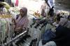 Suasana Pasar Tanah Abang Dipadati Ribuan Pengunjung Belanja Baju Lebaran - Bagian 4