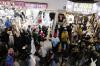 Suasana Pasar Tanah Abang Dipadati Ribuan Pengunjung Belanja Baju Lebaran - Bagian 5