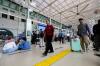 Suasana Stasiun Pasar Senen Dipadati Pemudik H-5 Jelang Idul Fitri 1446 H - Bagian 4