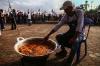 Bukan Setingan, Warga Palembang Masak 300 Kg Rendang dan 1 Ton Ayam Kecap - Bagian 1