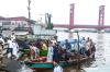 Potret Ribuan Umat Muslim Palembang Salat Idulfitri di Jembatan Ampera - Bagian 4