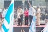 Momen Prabowo Lepas Baju hingga Topi dan Berikan ke Massa Buruh