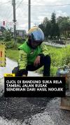 Viral Ojol di Bandung Suka Rela Tambal Jalan Rusak dari Hasil Ngojek