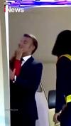 Momen Presiden Prancis Macron Ditoyor Istri usai Mendarat di Vietnam