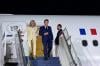 Momen Mesra Macron dan Istri saat Tiba di Jakarta, Gandengan Tangan Turun Pesawat
