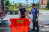 Cegah Parkir Liar, Dishub Badung Pasang 30 Water Barrier di Sepanjang Jalan Terminal Mengwi
