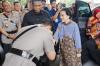 Momen Kapolri Cium Tangan Megawati saat Bertemu di Ultah ke-100 Istri Hoegeng